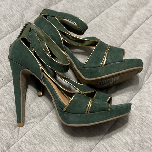 Shoes - Picture 2 of 4